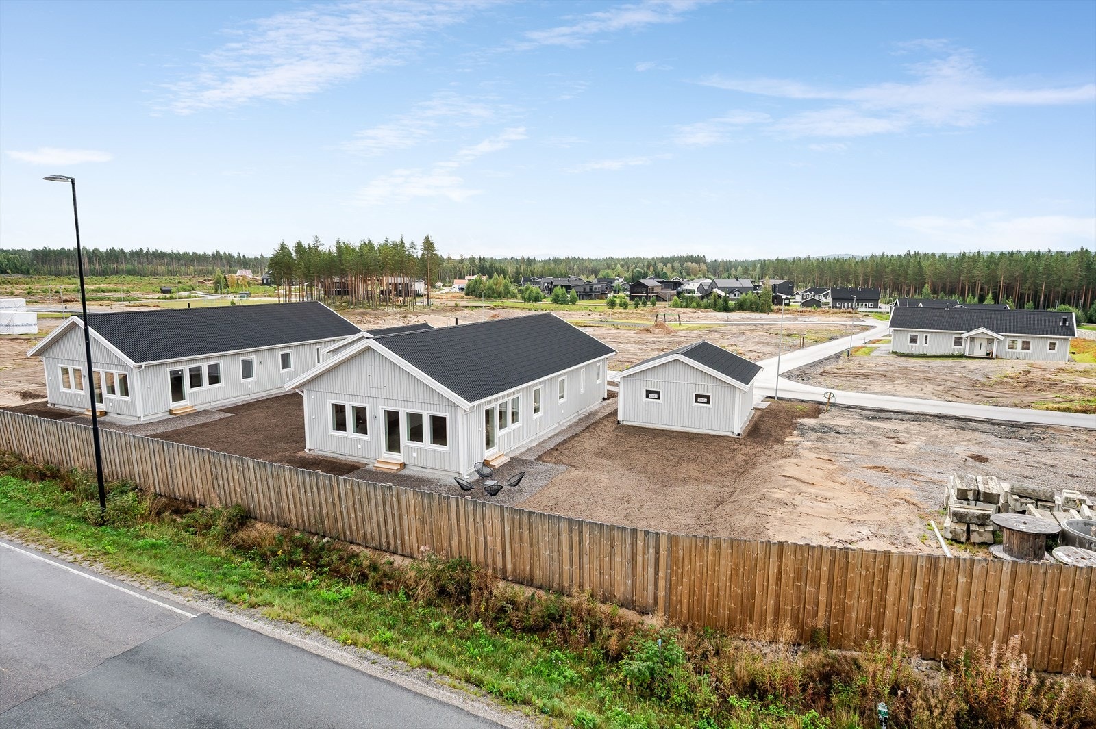 Hagen vil bli anlagt med plen, og det vil også bli levert hekkeplanter som skal plantes av eier langs tomtegrensene. Galleribilde