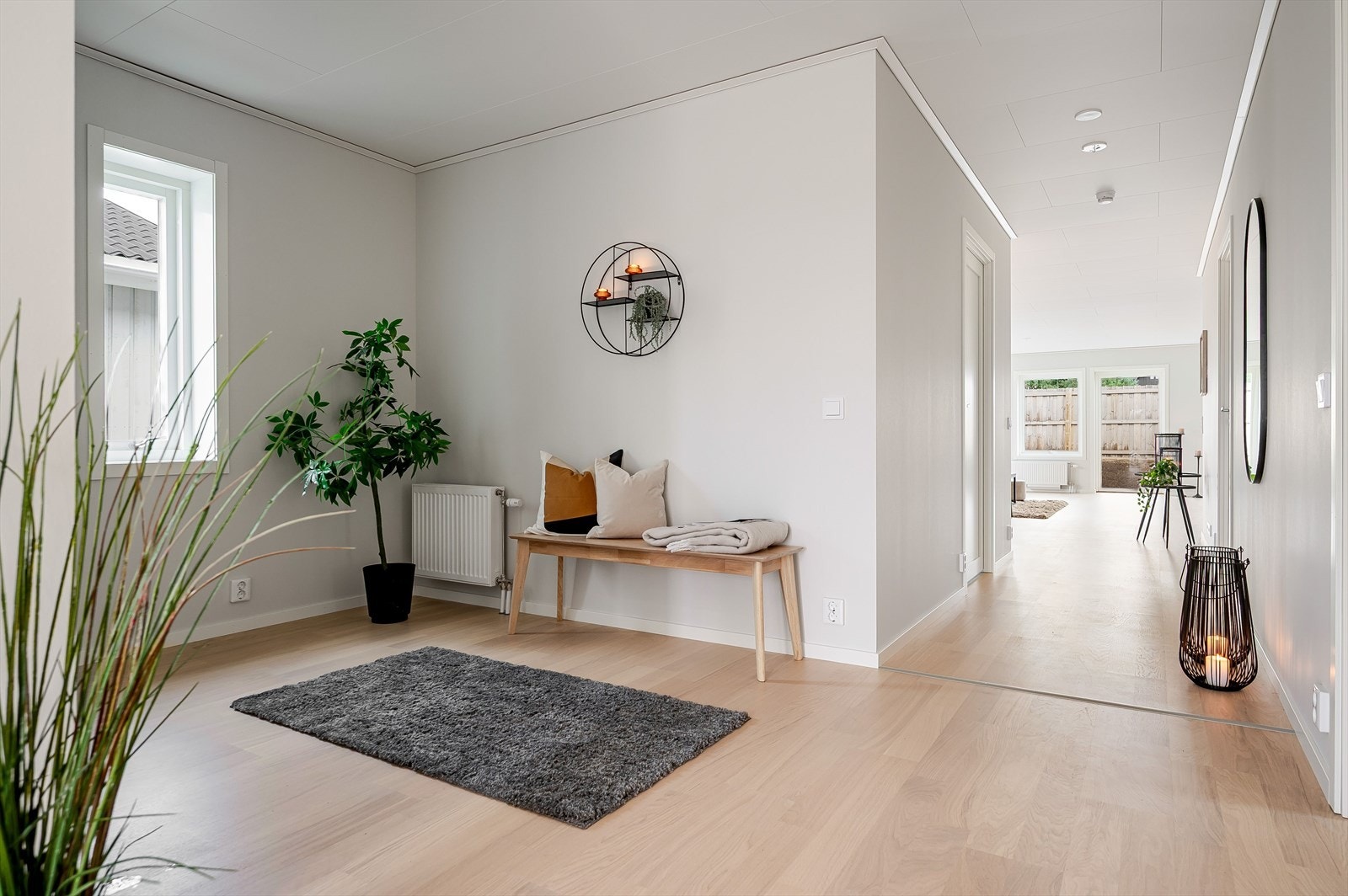 I entreen er det god plass til garderobeskap og kommoder for oppbevaring av yttertøy og sko. Galleribilde