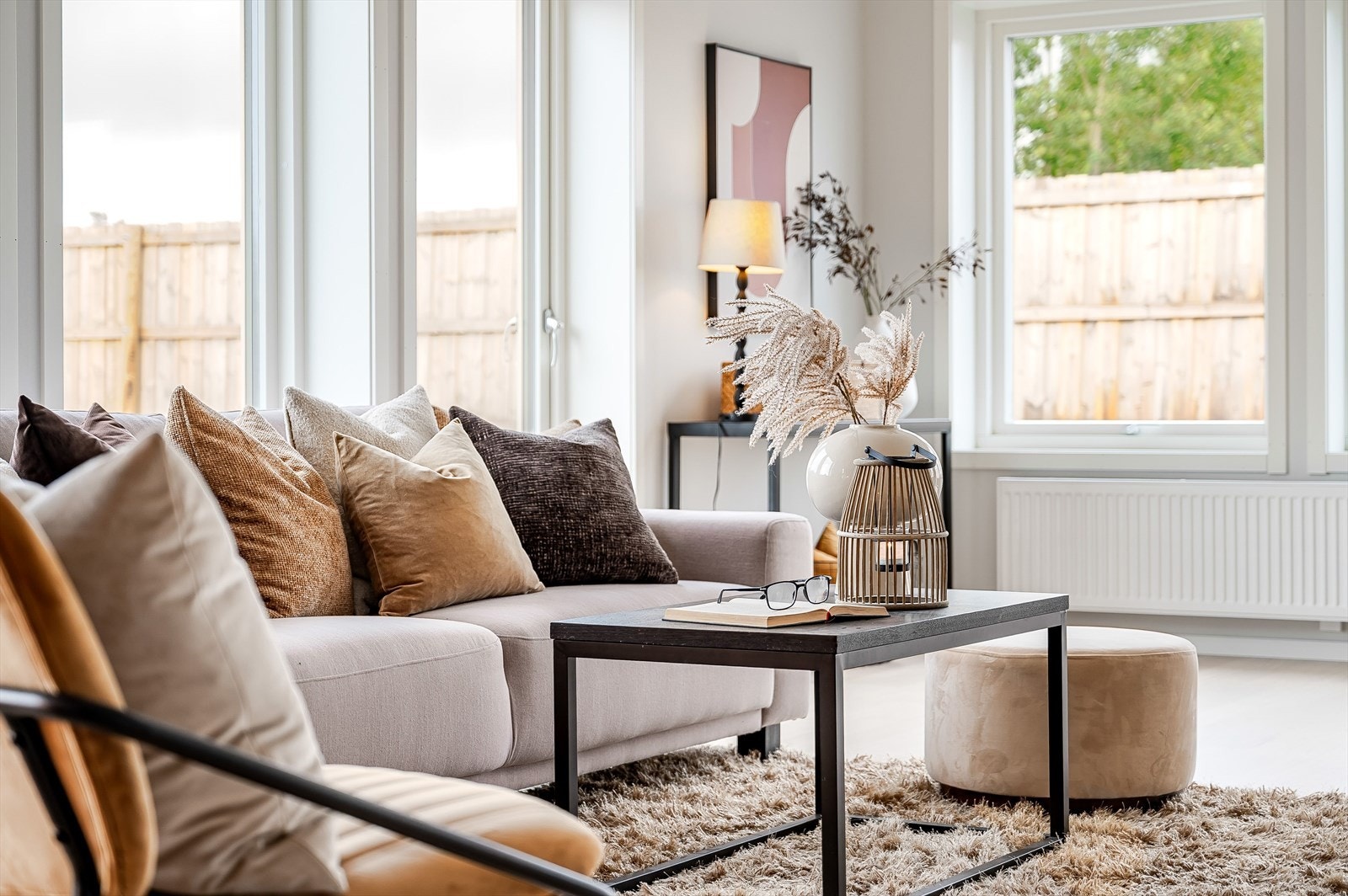 Gjennomgående lyse og moderne fargevalg i boligen og store vindusflater som slipper inn mye naturlig lys som
skaper en lun og koselig atmosfære. Galleribilde