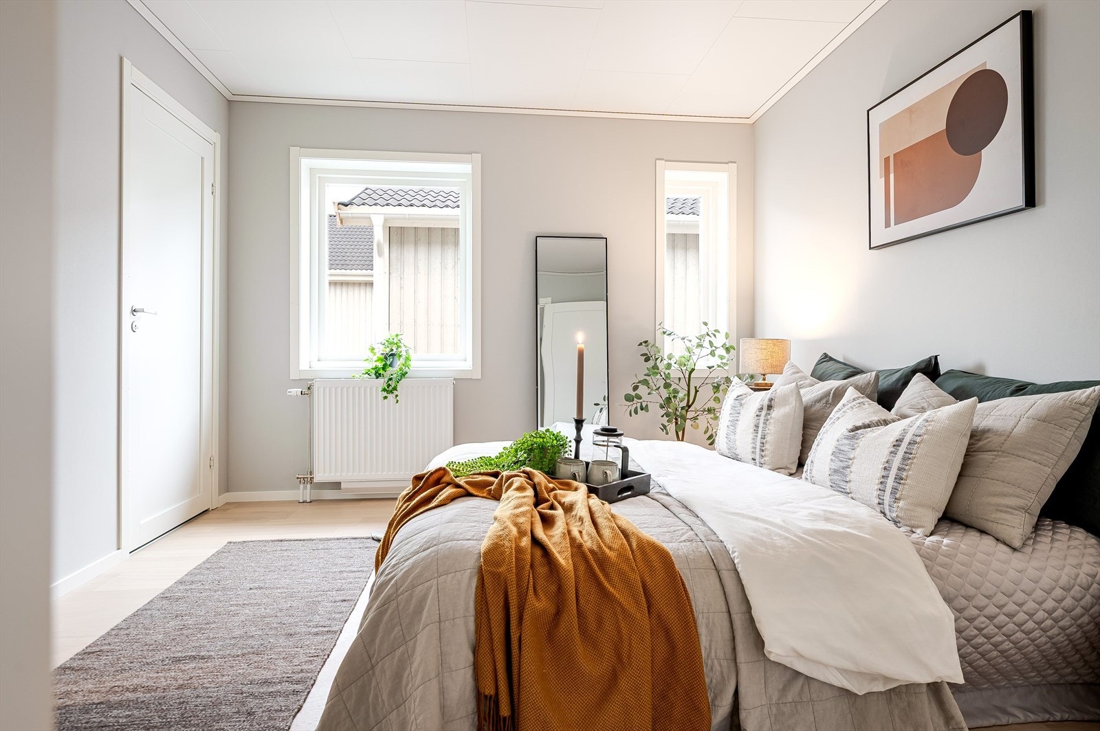 Soverom 1 er betegnet som boligens hovedsoverom, med god plass til dobbeltseng. Galleribilde