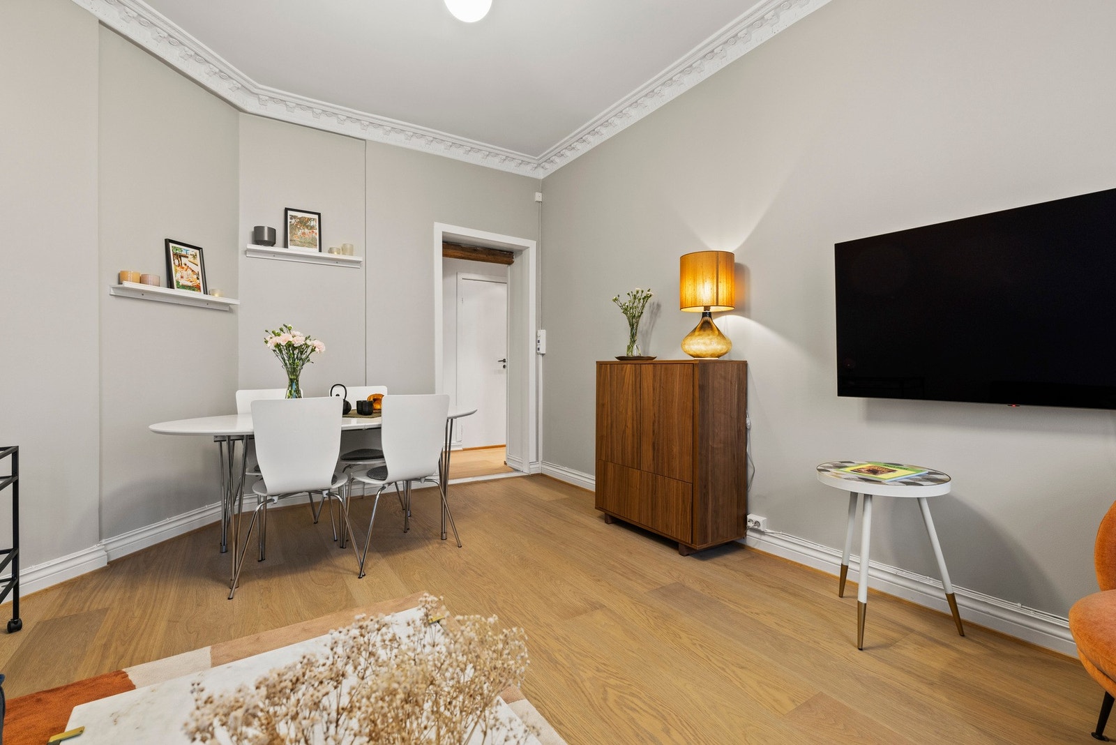 Romslig stue med god plass til spisebord og sofagruppe Galleribilde