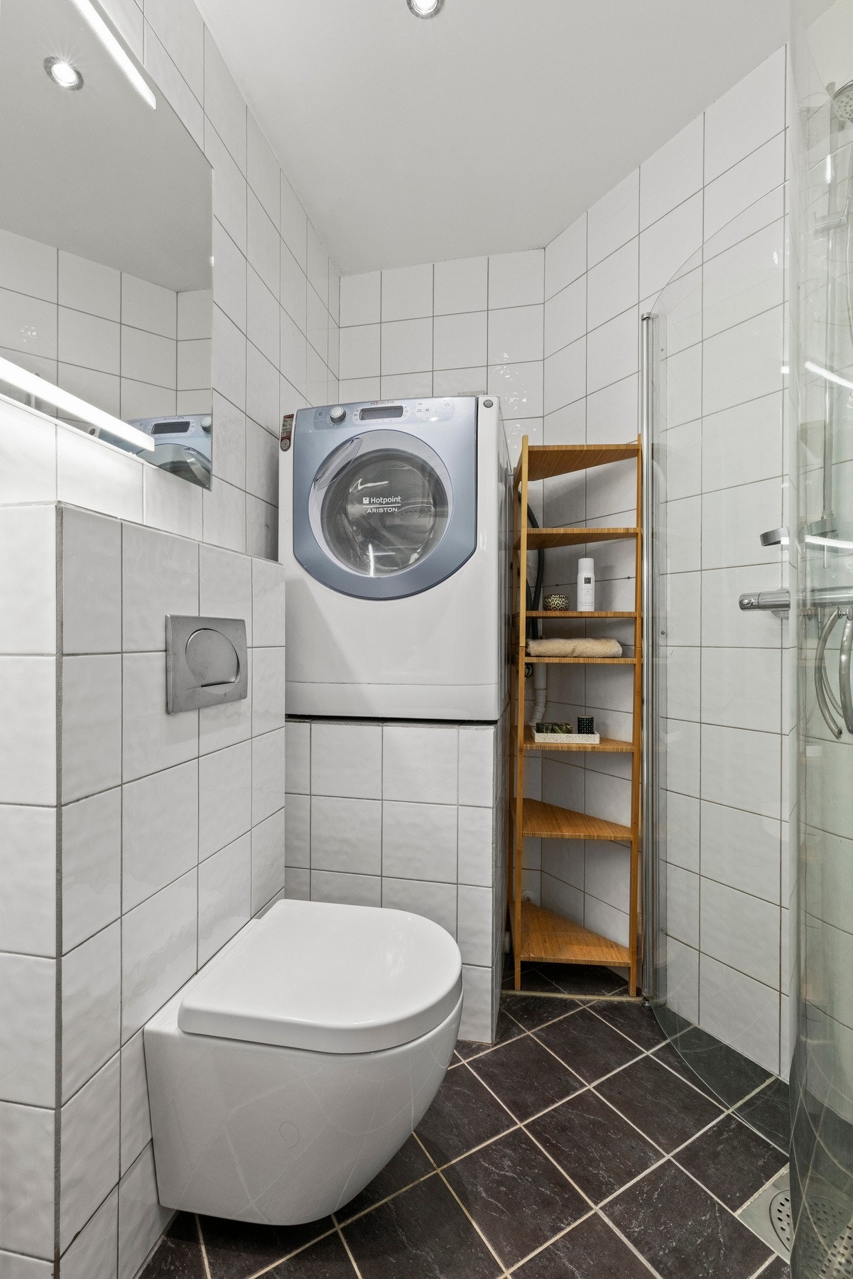 Badet har varmekabler, opplegg vaskemaskin og nytt toalett fra 2024 Galleribilde