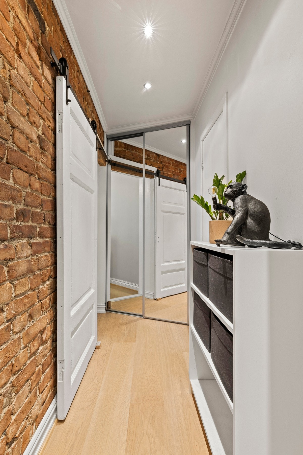 Entrè med praktisk garderobe Galleribilde