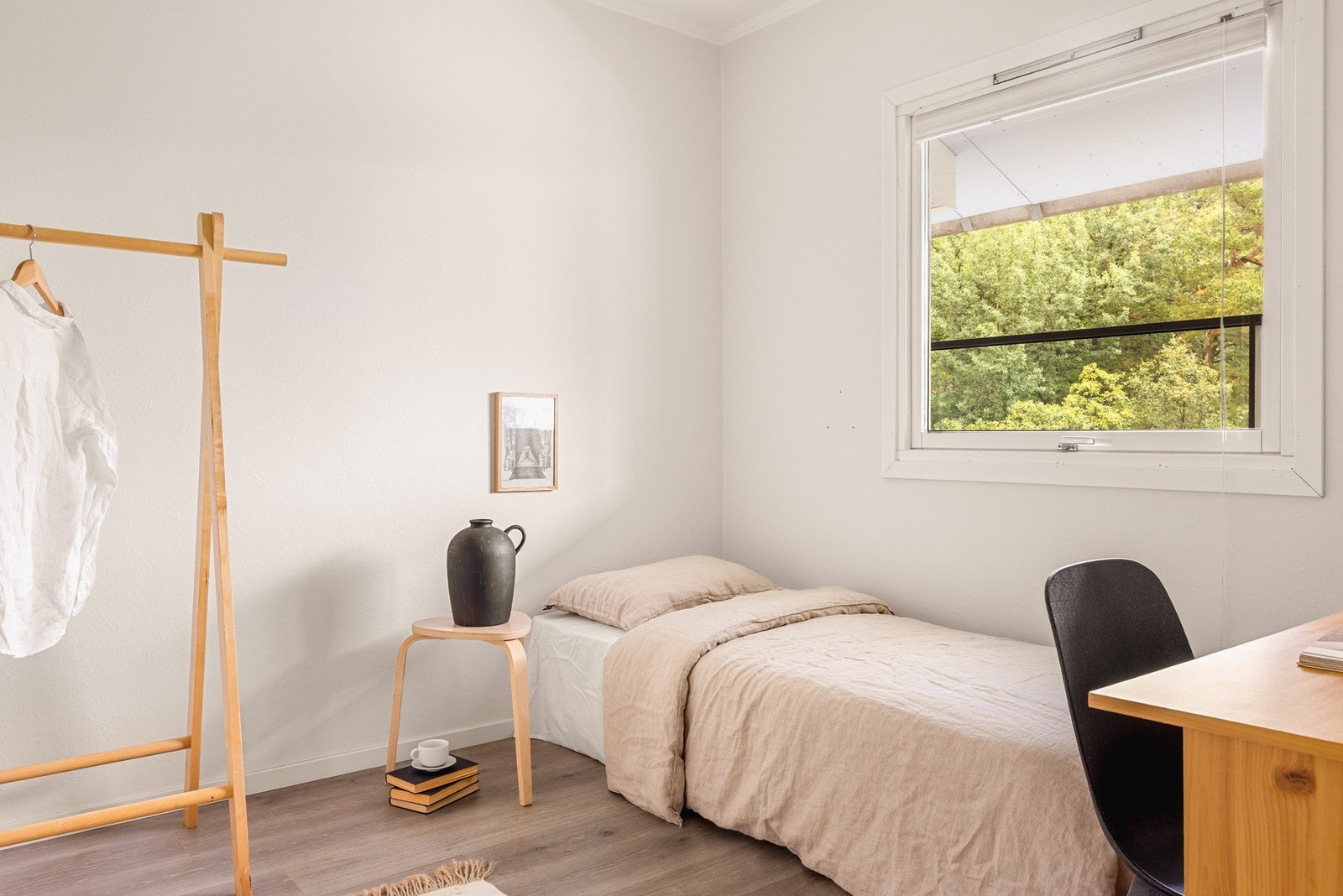 Soverom nummer to måles til 8,7 kvm. Også her er det plass til seng, garderobe og annet ønskelig møblement. Galleribilde
