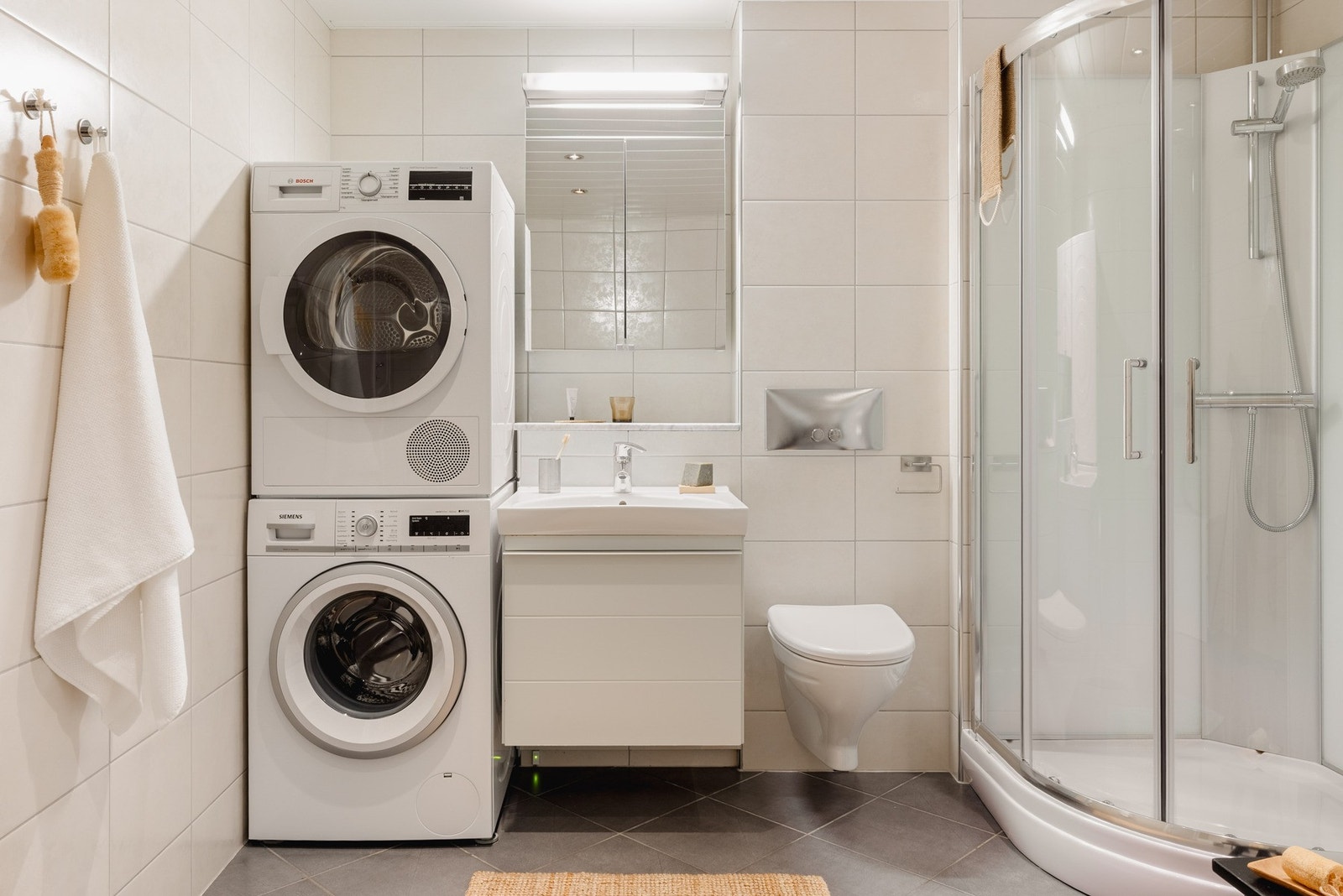 Badet er helfliset, har varmekabler i gulv og måles til hele 9,5 kvm. Galleribilde