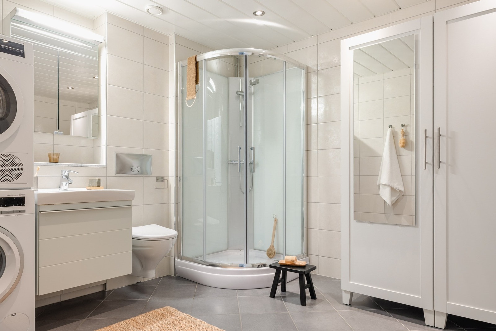 Badet er fra 2009. Vannledningene og avløpsrørene er byttet i 2011. Dusjkabinettet er nytt fra 2022. Galleribilde