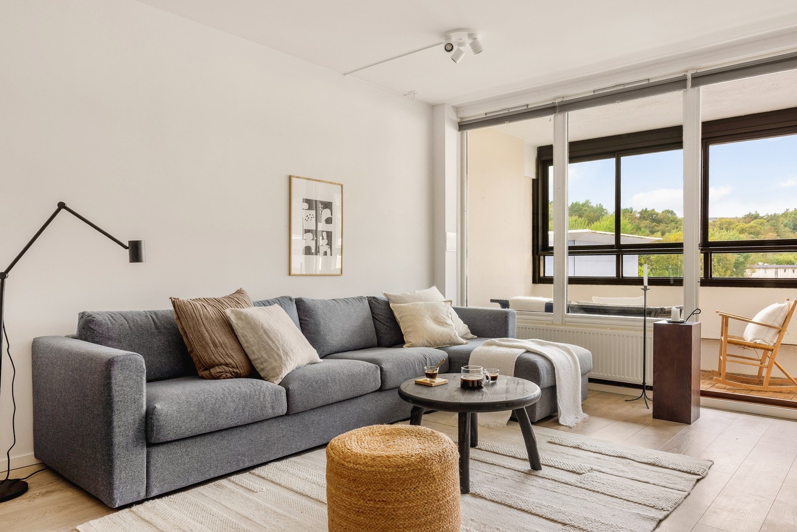 Gulvet i leiligheten er en lys og lekker laminat som er i stil med leiligheten forøvrig. Galleribilde