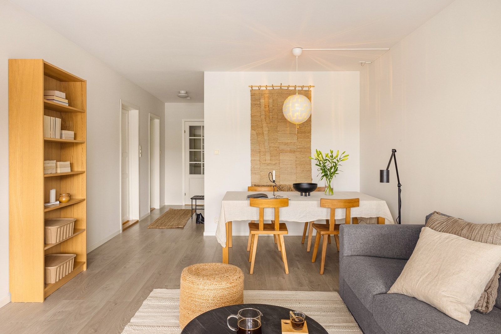 Det er god plass til romslig sofagruppe, spisegruppe og annet ønskelig møblement. Galleribilde