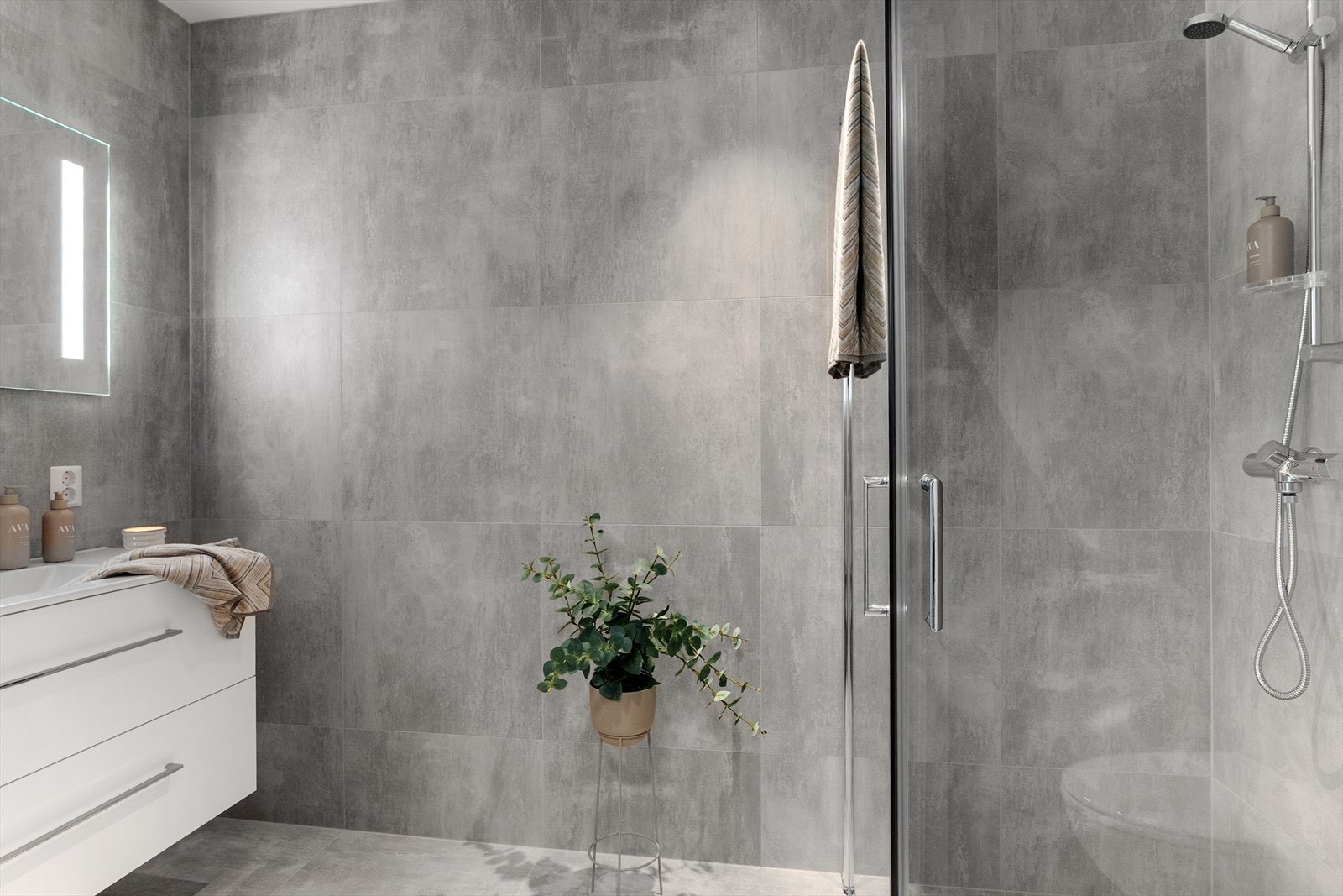 Det lekre badet er helfliset med store fliser (60x60 cm) Galleribilde