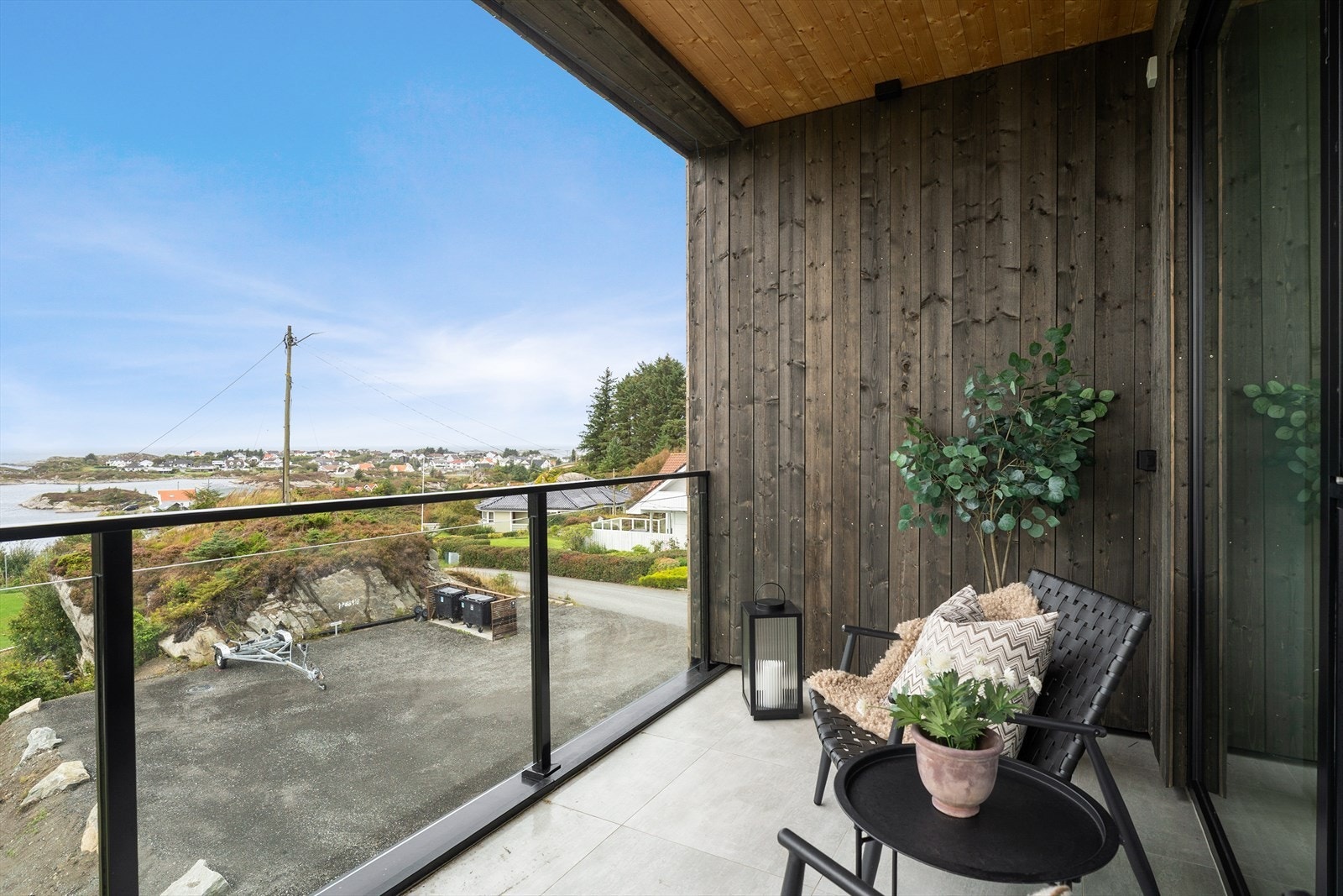 Overbygd terrasse med utsikten og gode solforhold kveldstid vendt mot vest Galleribilde