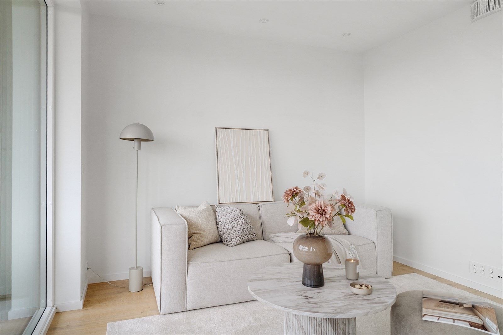 Gulvene er lagt med enstavs eikeparkett som gir et stilrent preg Galleribilde