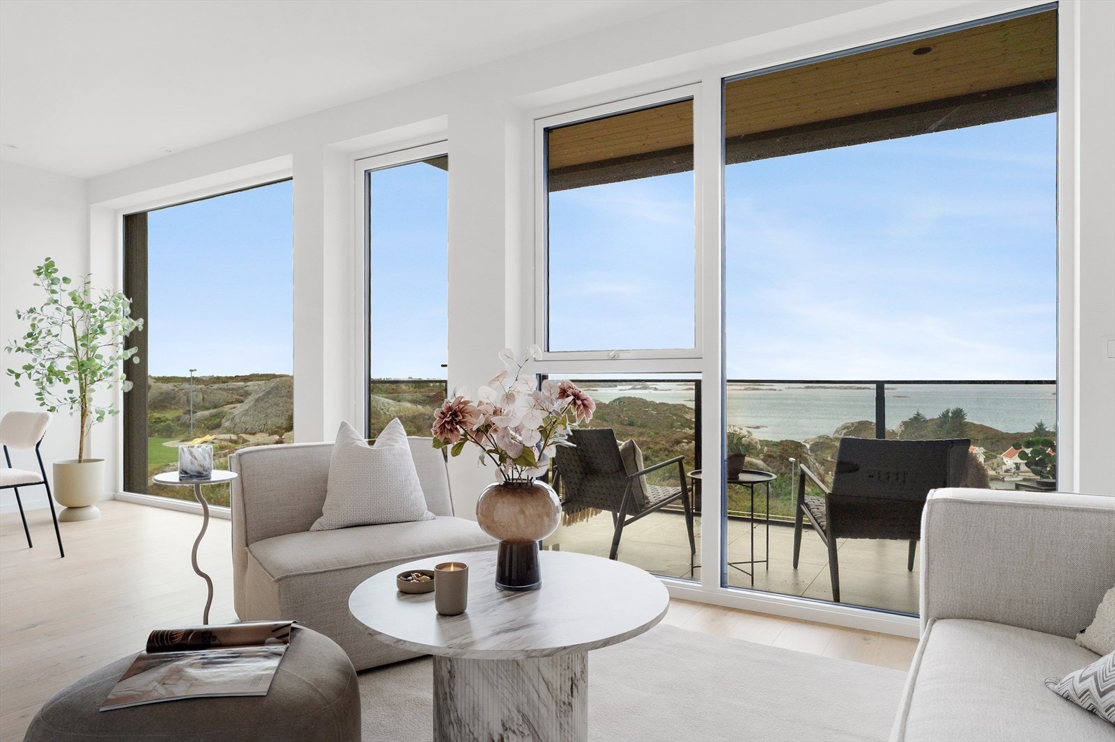 I den herlige og åpne kjøkken/stueløsning har en plass til både spise- og sittegruppe Galleribilde