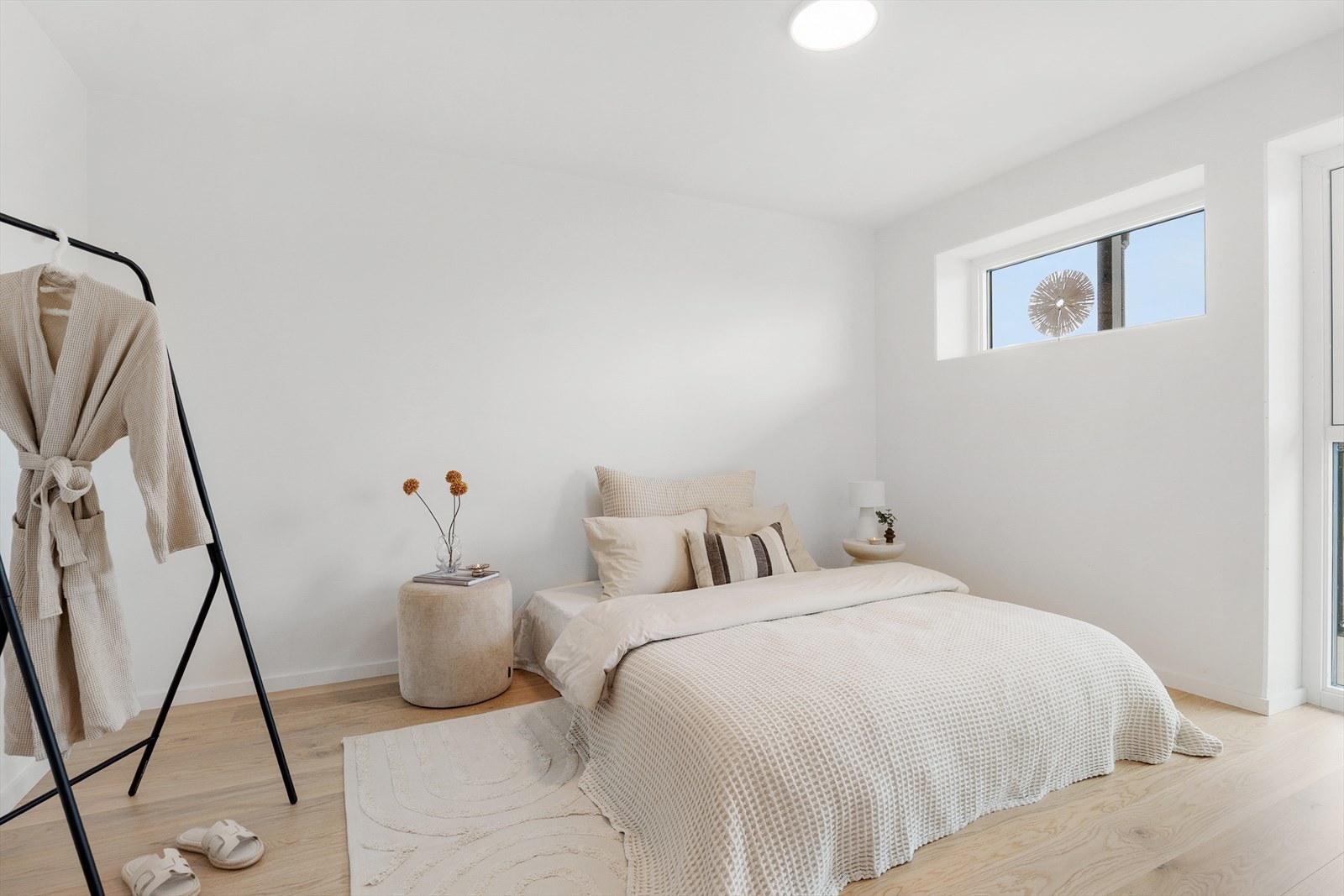 Romslig hovedsoverom med plass til dobbeltseng Galleribilde