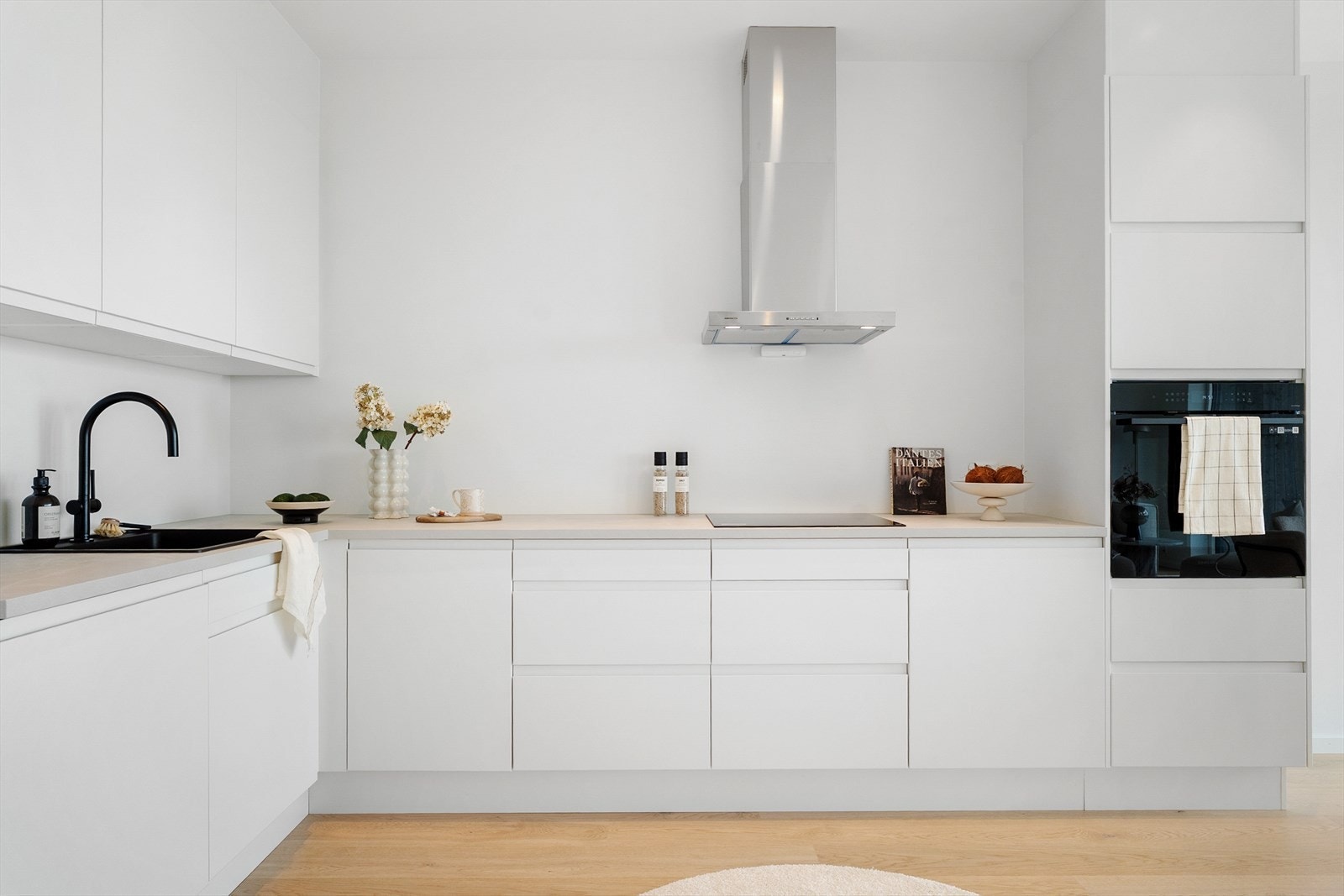 Oppvarming skjer via balansert ventilasjon, varmepumpe og vannbåren varme Galleribilde