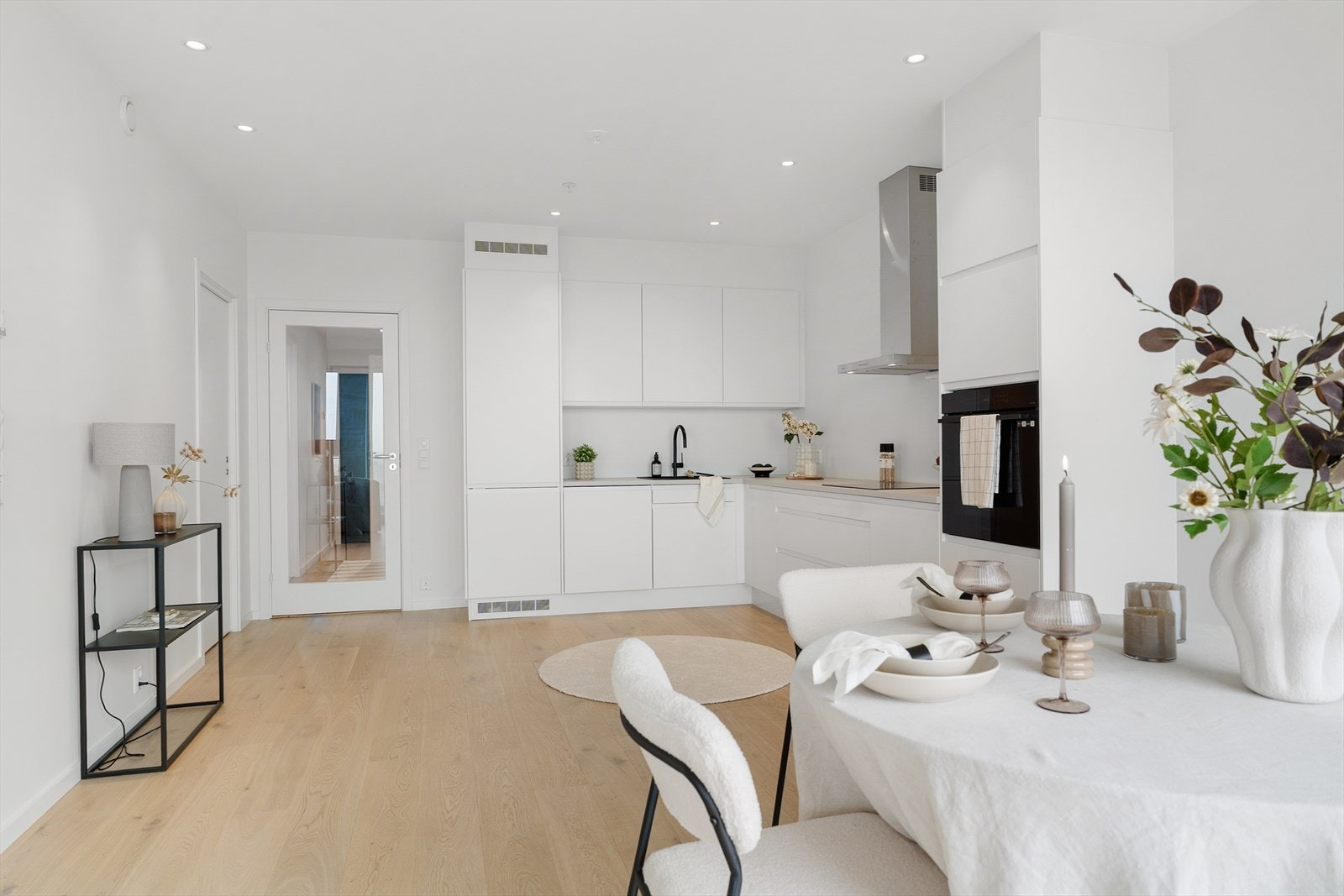 Nydelig kjøkken med hvite fronter Galleribilde