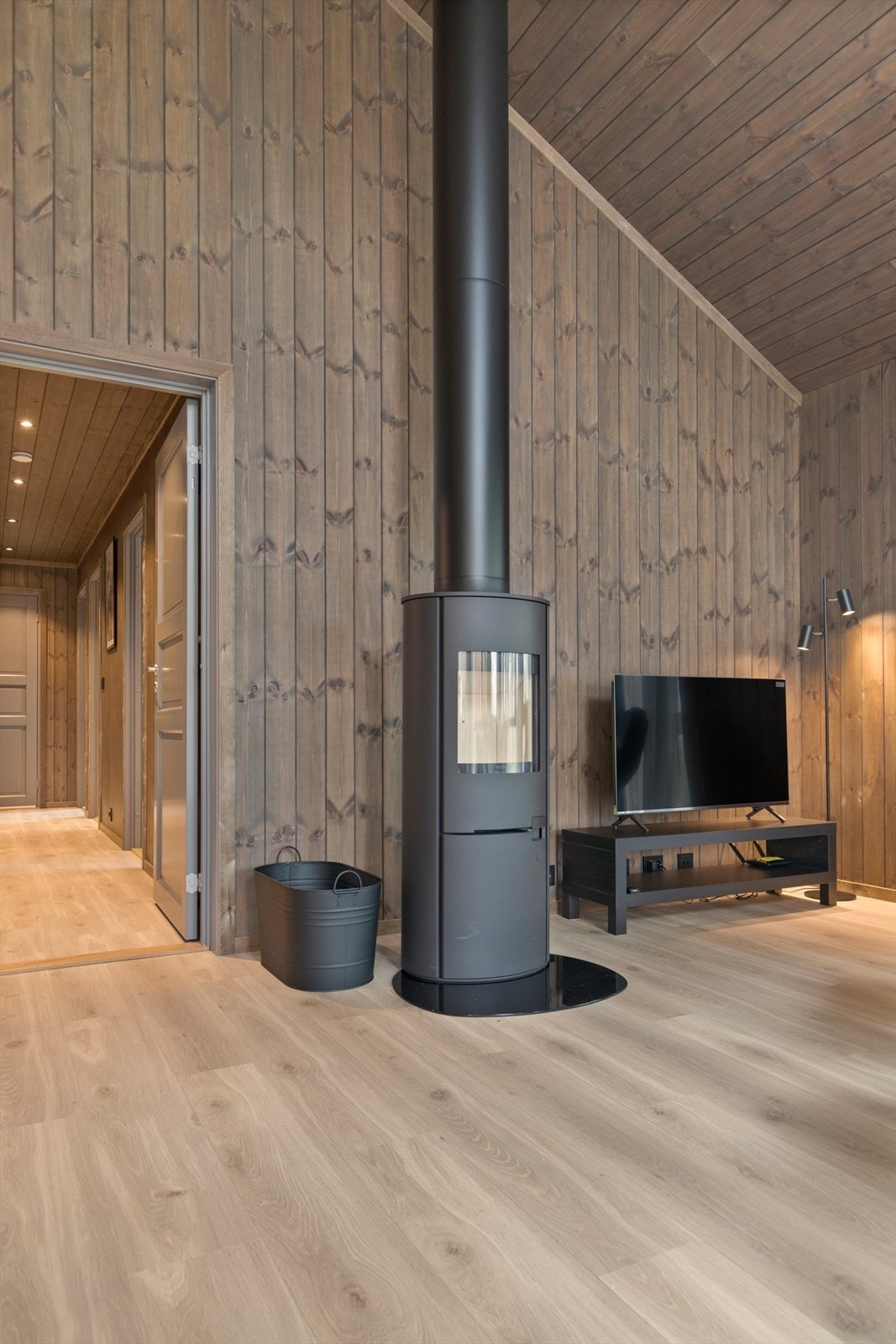 Det er satt inn peis i stuen Galleribilde