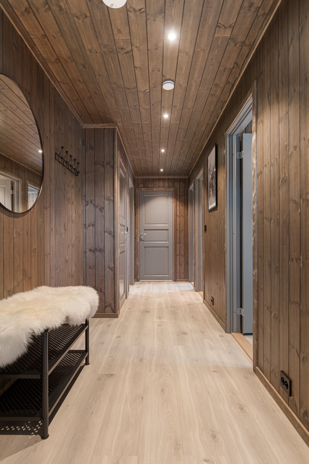 Gang med mulighet for oppheng og lagring av yttertøy Galleribilde