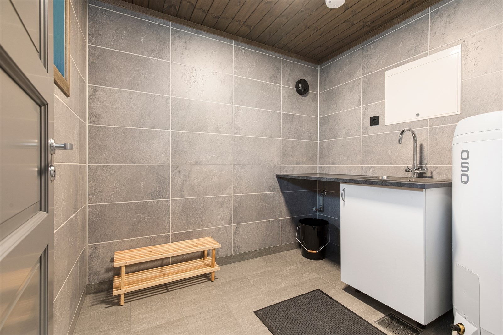 Vaskerom med opplegg for vaskemaskin og vaskekum Galleribilde