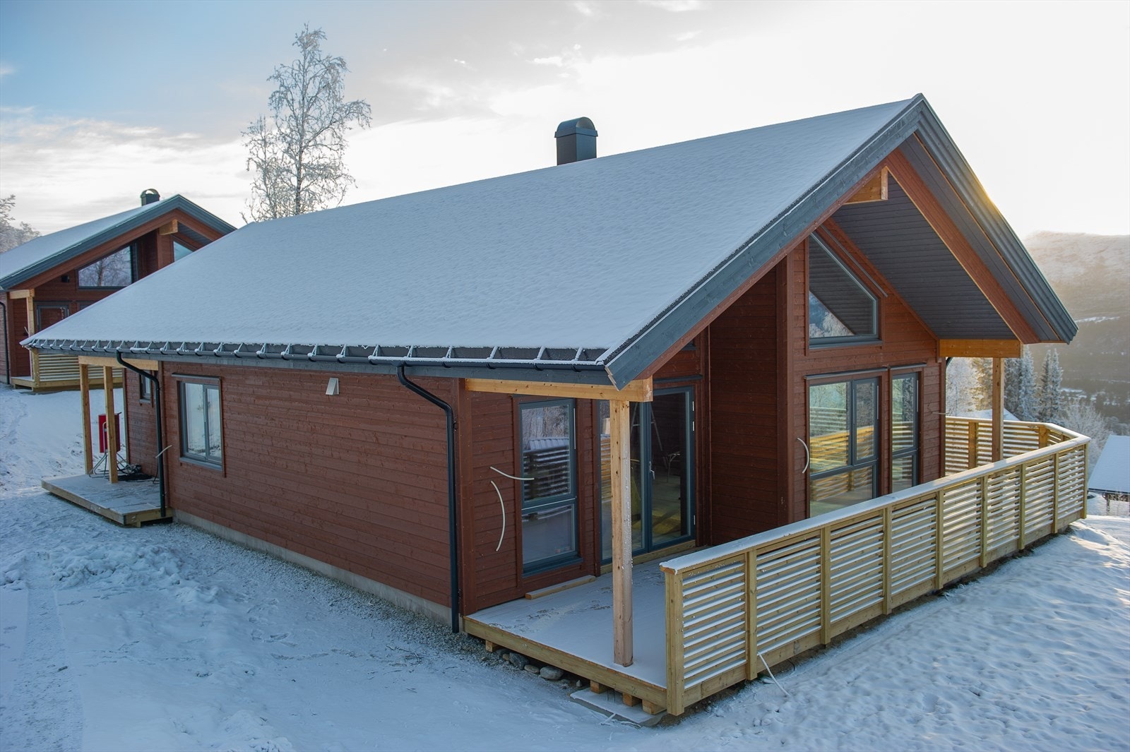 Fasade - hytta har en moderne fasade og ligger fint til i terrenget Galleribilde