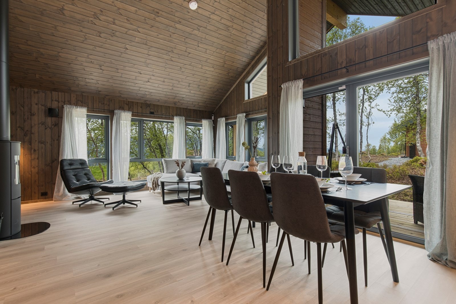 Lys og innbydende stue og kjøkken i åpen løsning med utgang til terrasse. Galleribilde