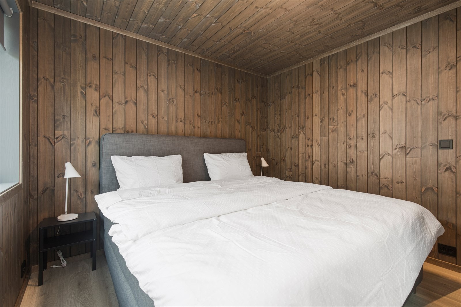 Og er innredet med dobbeltseng og nattbord Galleribilde