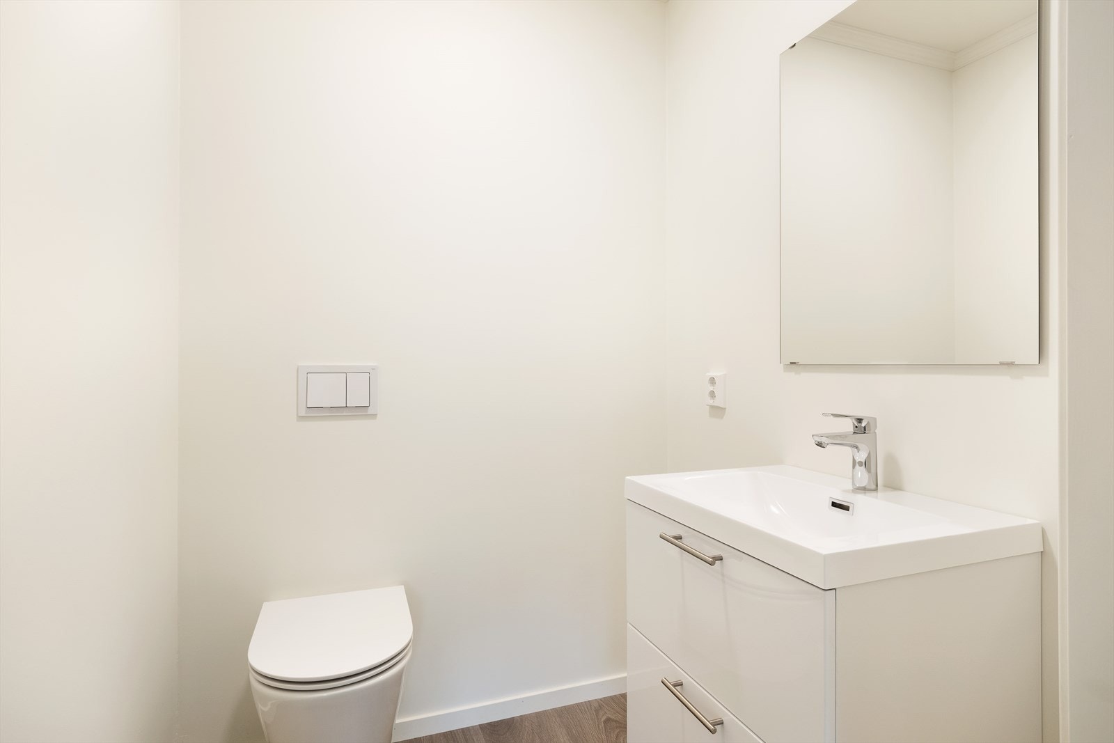 Toalettrommet er innreia med vegghengt toalett, nedfelt servant med underskuffer og spegel. På golv er det nytta laminat, og på veggar/tak er det måla gips. Galleribilde