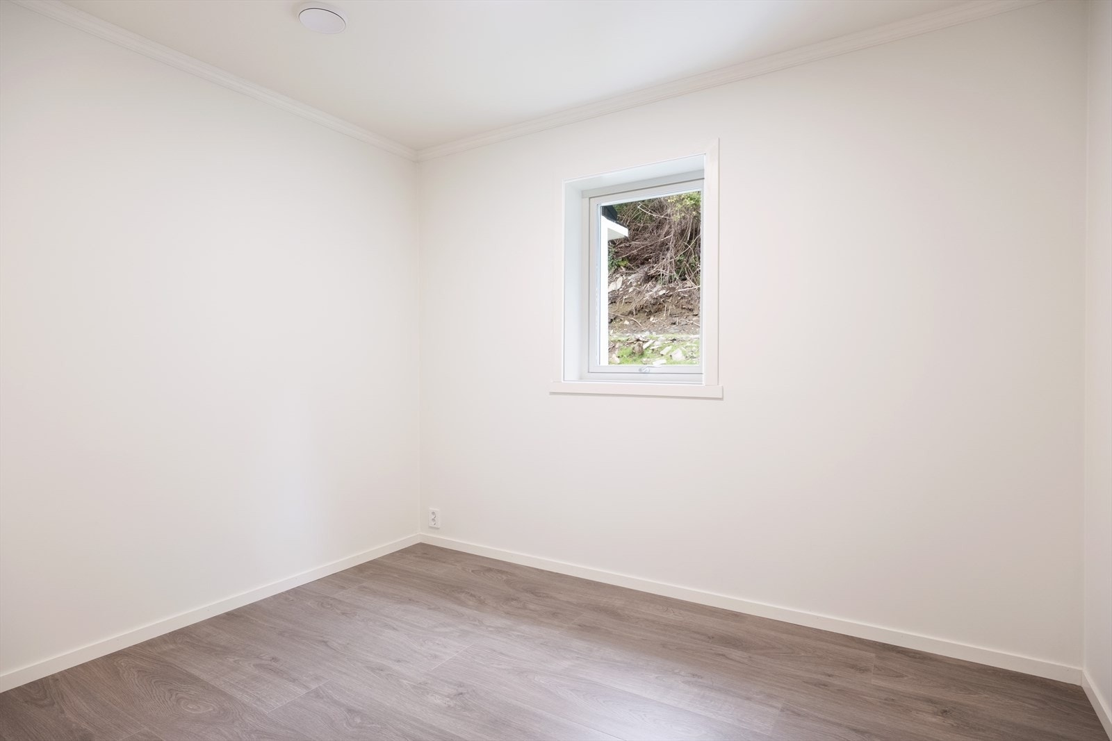 I denne etasjen er det også eit soverom som egnar seg fint som enten barnerom eller gjesterom. Galleribilde