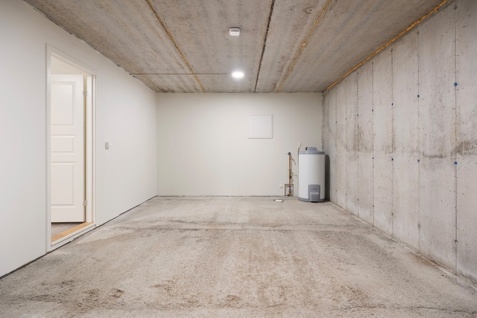 I bakkant av carporten er det ei romsleg bod i bakkant med god lagringsplass til f.eks hagemøblar, verktøy og fritidsutstyr. Her er også varmtvasstanken plassert. Galleribilde