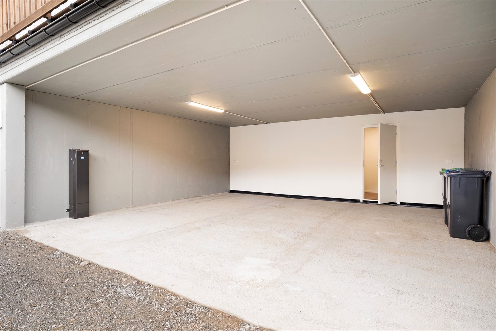 I carporten er det god plass til parkering av 2 bilar. Galleribilde