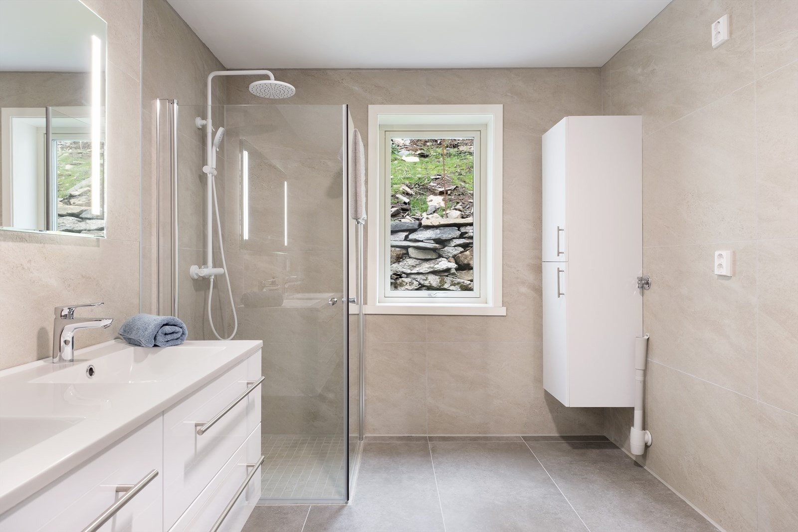 Det er nytta flis på golv og veggar, og måla gips i taket. Galleribilde