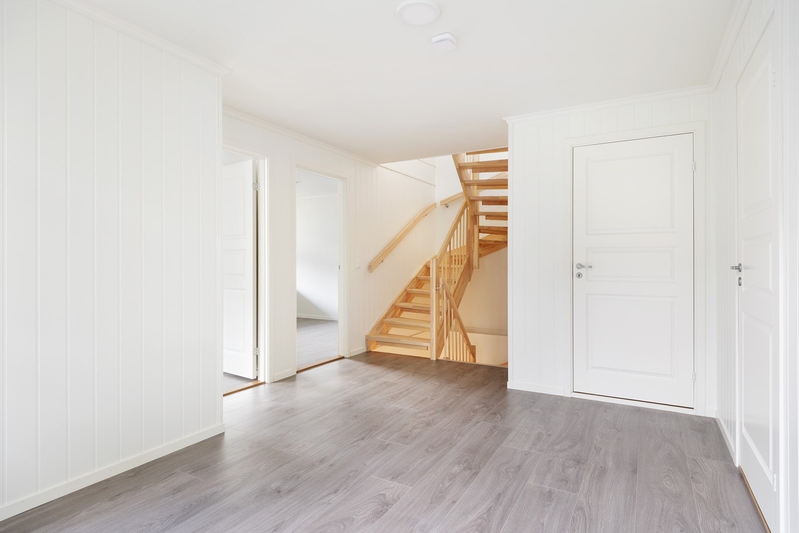 Gangareal i 1.etg. med trapp opp til 2.etg. og ned til kjellar. Galleribilde