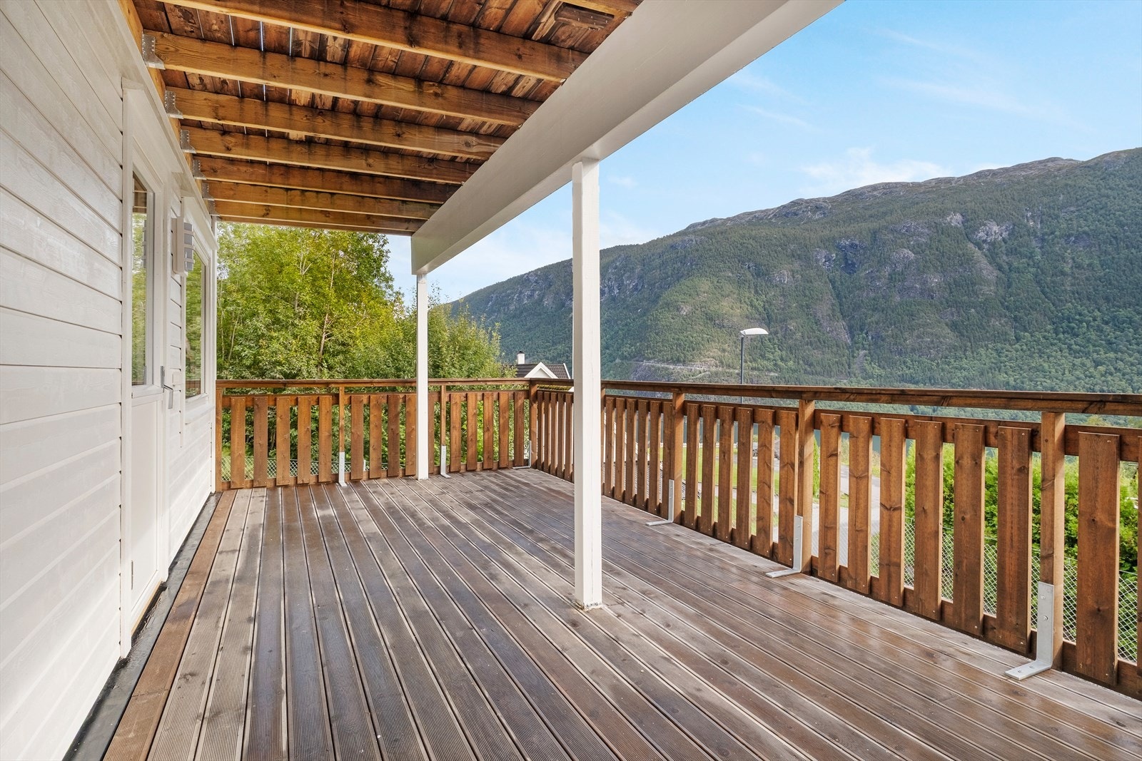 Overbygd altan med god plass til innreiing av sittegrupper. Galleribilde