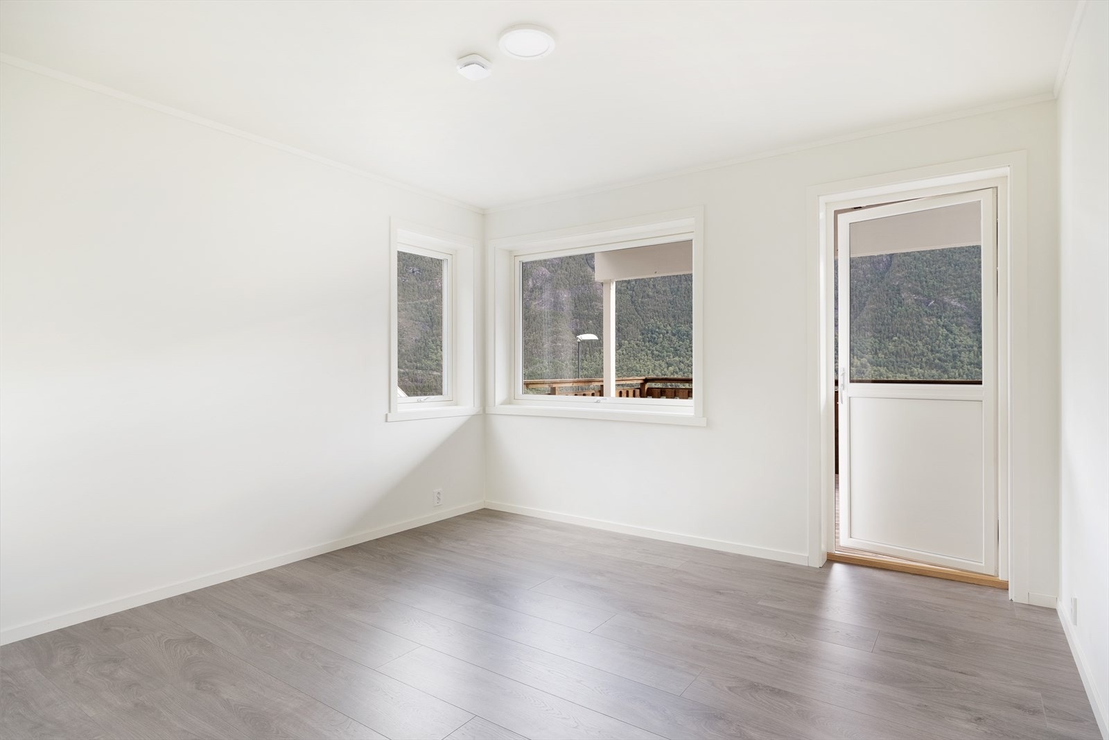 Eit av soveromma har også tilkomst ut til delvis overbygd altan med flott utsikt mot fjorden. Galleribilde