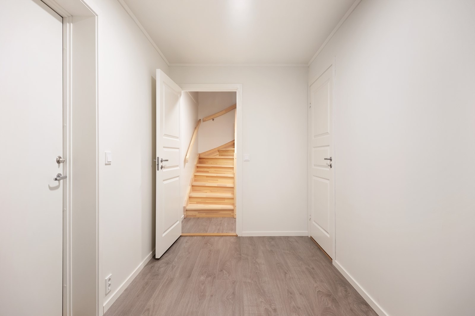 Gangareal i kjellar. Galleribilde