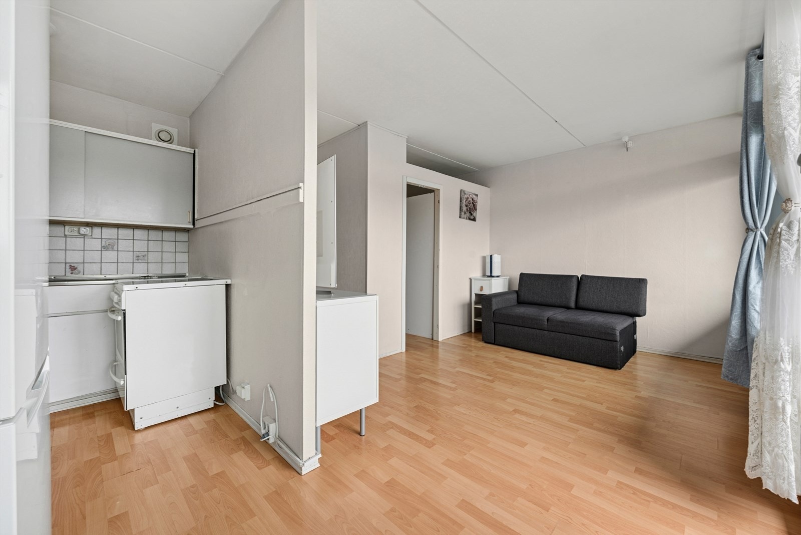 Den delvis åpne kjøkken/stue løsningen byr på en arealeffektiv planløsning. Galleribilde