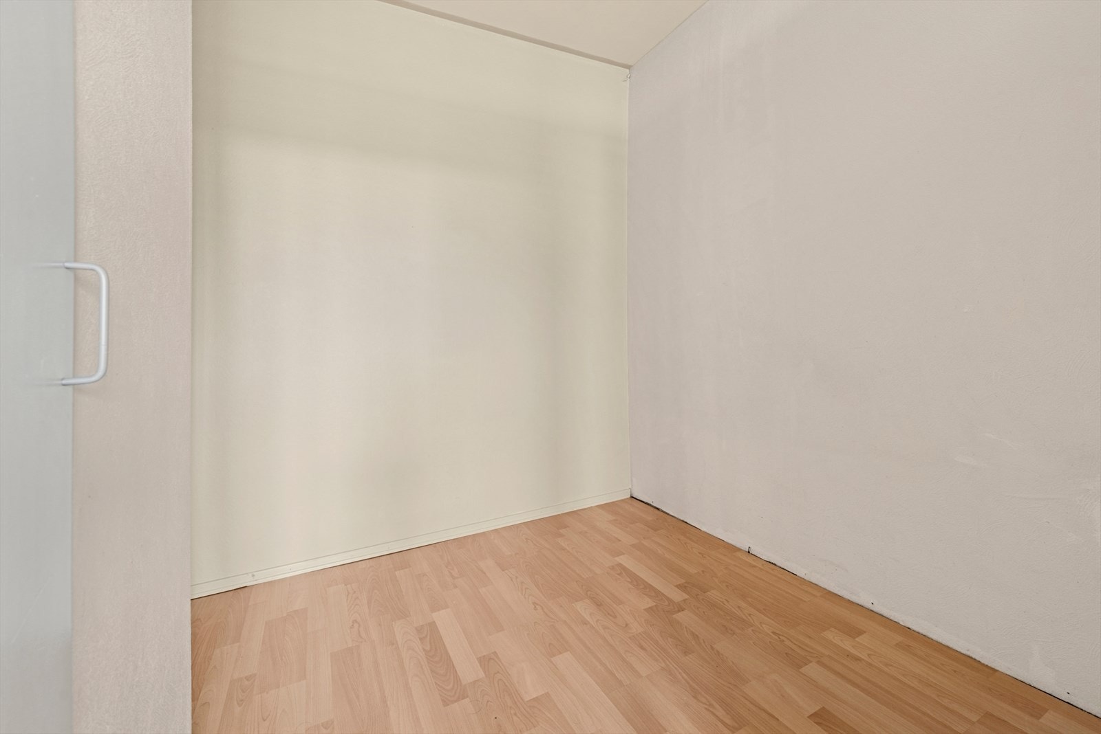 Rommet har god møbleringsplass og kan enkelt innredes. Galleribilde