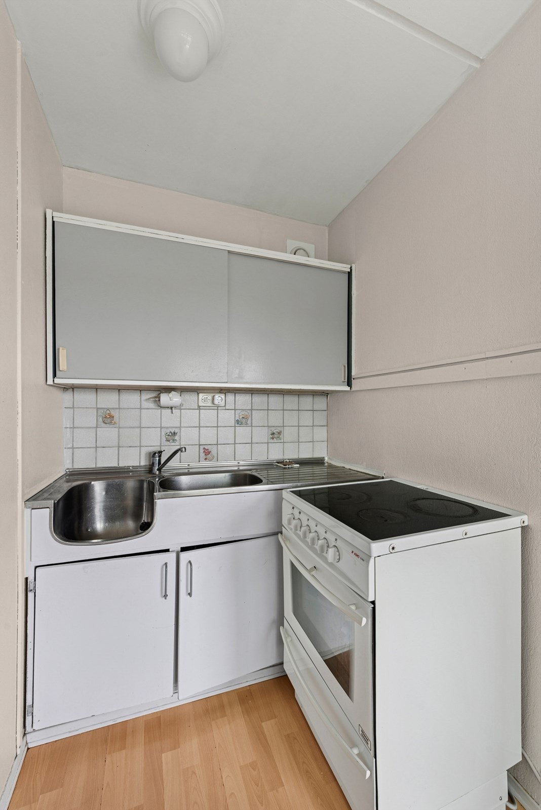 Det er plass til nødvendige hvitevarer, og løsningen gir rom for oppgradering etter eget ønske. Galleribilde