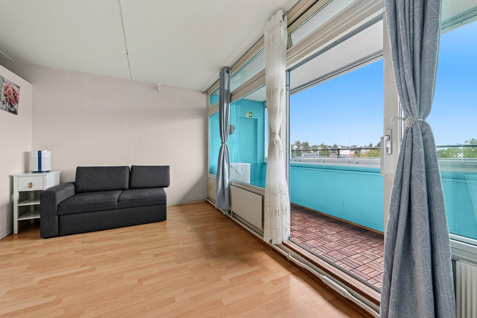 Fra stuen er det direkte adkomst til en nordvestvendt, innglasset balkong på ca. 7,4 m². Galleribilde