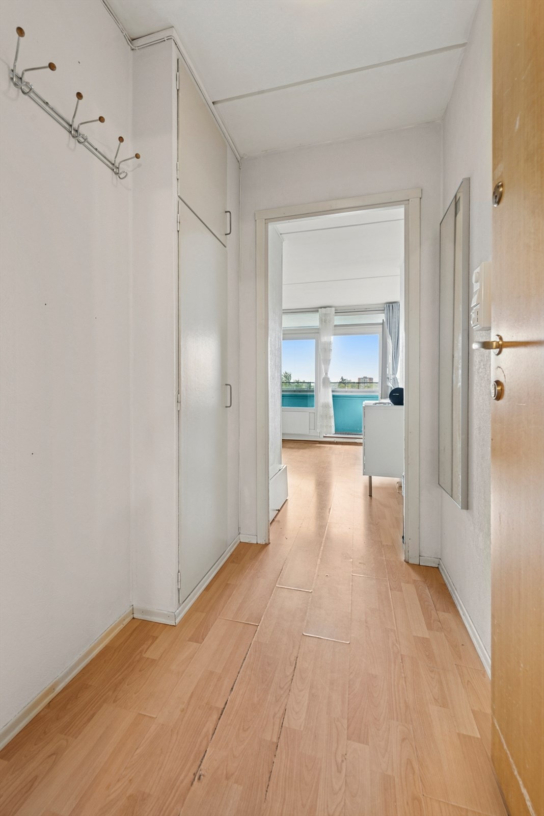 Her er det god plass til å sette fra deg sko og henge fra deg yttertøy. Galleribilde