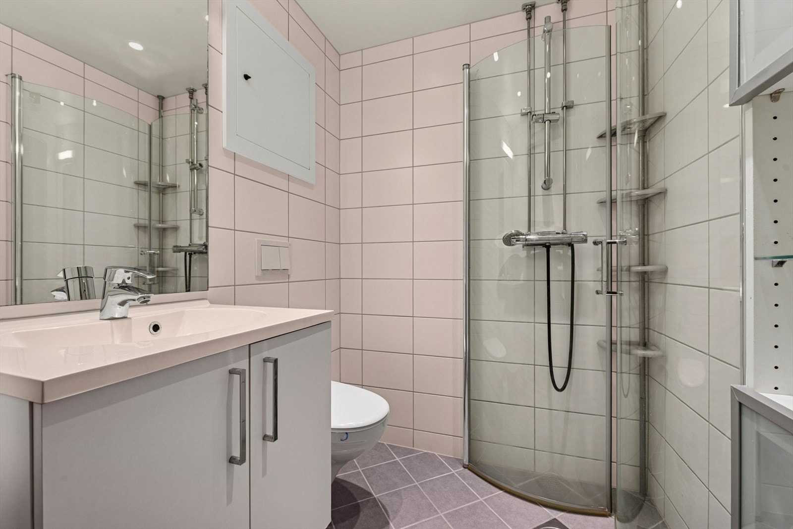 Badet ble oppgradert av borettslaget i 2019 og gir et moderne inntrykk med god standard. Galleribilde