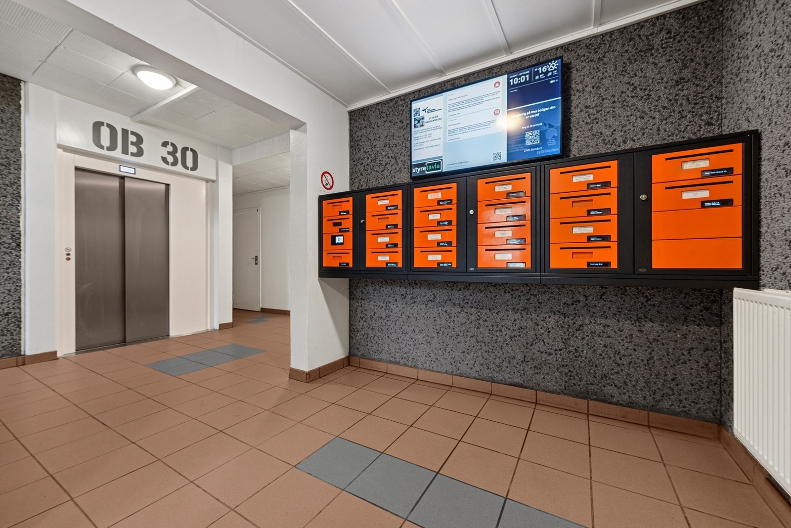 Praktisk inngangsparti med heis i bygget. Galleribilde
