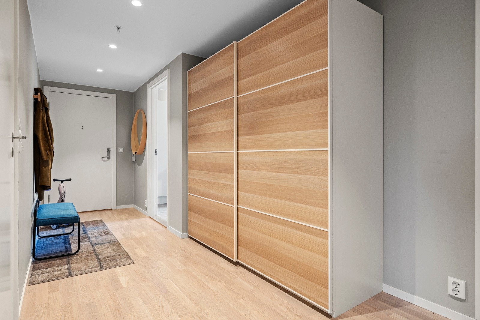 Praktisk entré med tilhørende skyvedørsgarderobe. Galleribilde