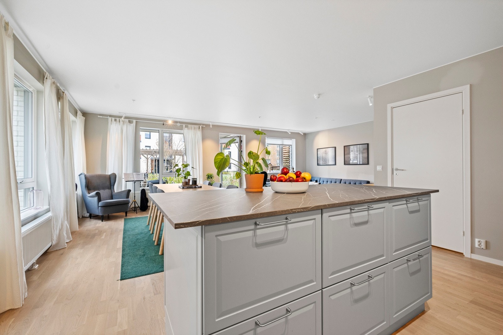 Praktisk kjøkkenøy gir rikelig med benk- og skapplass. Galleribilde