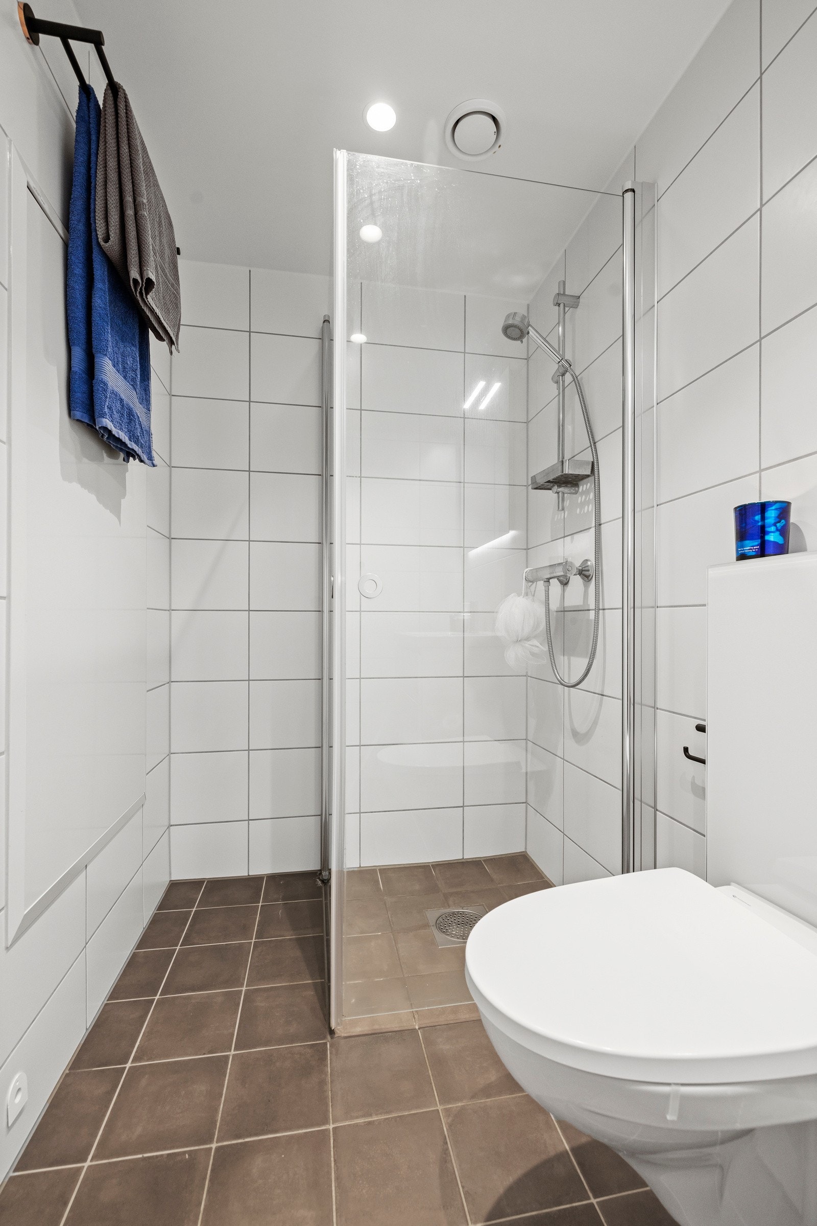 Hovedsoverommet har tilgang til eget bad som er pent flislagt. Galleribilde