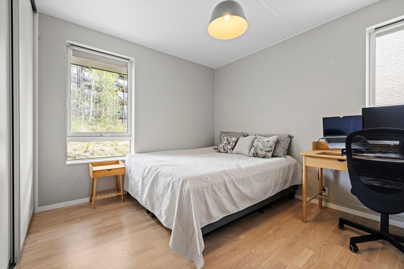 Hovedsoverom med god plass til dobbeltseng og tilhørende skyvedørsgarderobe. Galleribilde