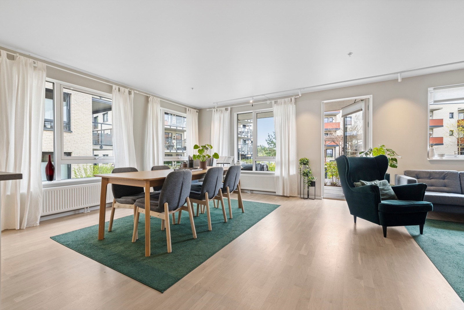 Endeleilighet fra 2020 med store vindusflater i flere retninger. Galleribilde