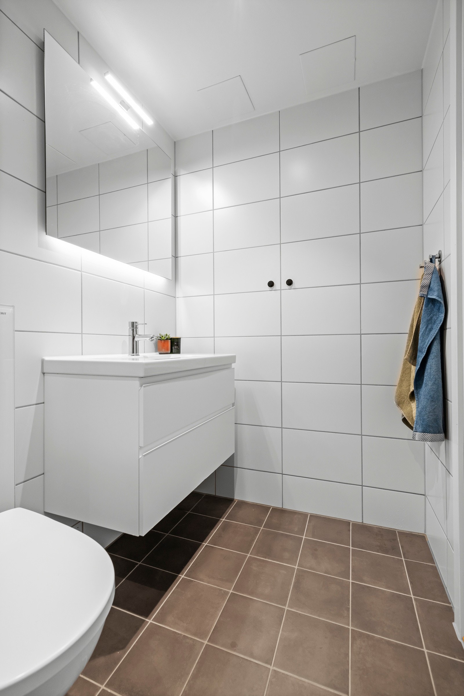 Hovedsoverommet har tilgang til eget bad som er pent flislagt. Galleribilde