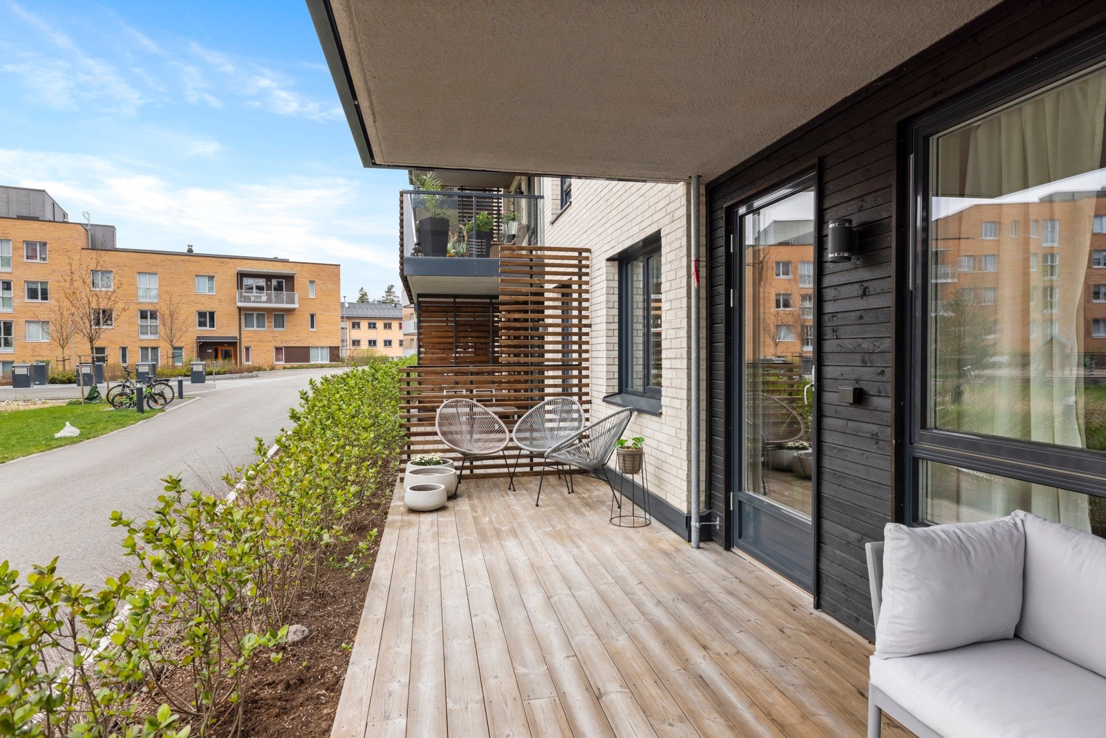 Fra stuen er det utgang til sydvendt terrasse på 16 m² med gode solforhold og hyggelig utsyn til indre gårdsrom. Galleribilde