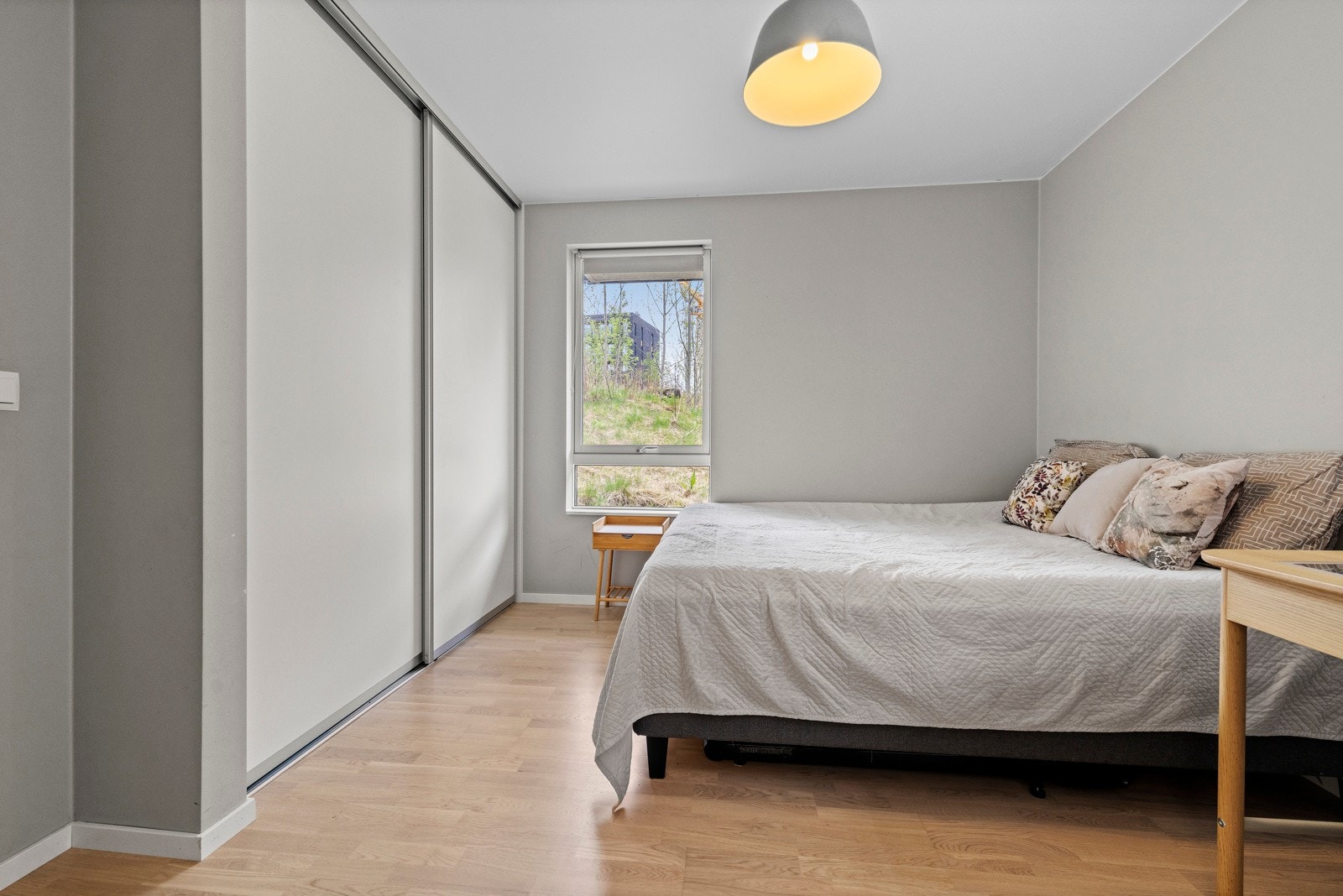 Hovedsoverom med god plass til dobbeltseng og tilhørende skyvedørsgarderobe. Galleribilde