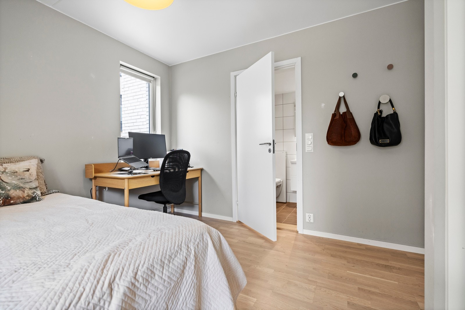 Hovedsoverom med god plass til dobbeltseng, nattbord, arbeidsbord, samt tilgang til bad nr. 2. Galleribilde